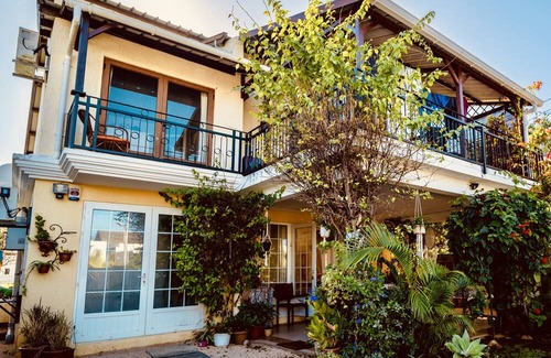 La Preneuse House | Cozy Home with Green Garden