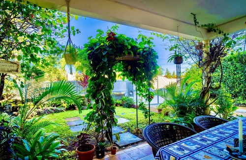 La Preneuse House | Cozy Home with Green Garden