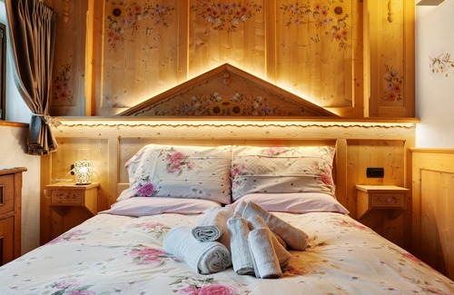 Rabbi Apartment | "Chalet Berghof Ranuncolo" with Whirpool and Wi-Fi