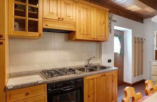 Rabbi Apartment | "Chalet Berghof Ranuncolo" with Whirpool and Wi-Fi