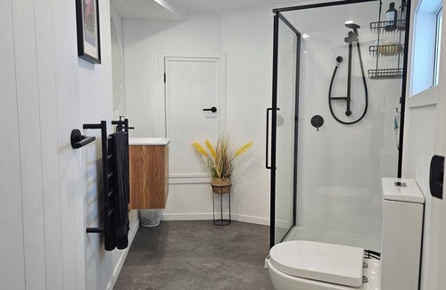 Omokoroa Apartment | Private self contained 1 bedroom apartment Great harbour views in Omokoroa