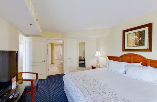 Myrtle Beach Condo | 20th-floor partial ocean-view condo with W/D, pool, hot tub, & AC