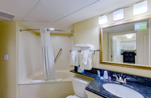 Myrtle Beach Condo | 20th-floor partial ocean-view condo with W/D, pool, hot tub, & AC