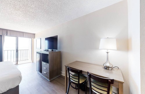 Myrtle Beach Apartment | 8th-floor oceanfront studio with pool, hot tub, & AC