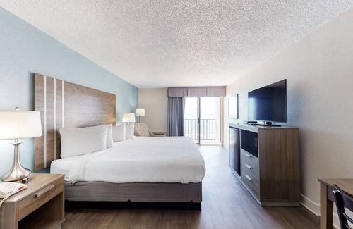 Myrtle Beach Apartment | 8th-floor oceanfront studio with pool, hot tub, & AC