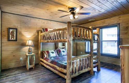 Pigeon Forge Cabin | Picturesque Paradise - Hot Tub & Community Pool!