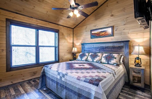 Pigeon Forge Cabin | Picturesque Paradise - Hot Tub & Community Pool!