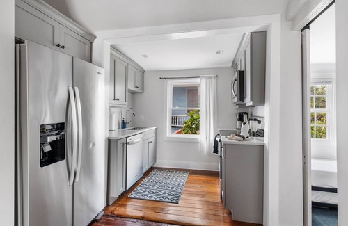 Cannonborough Elliotborough Apartment | Casa Bella Suite B | 3 Blocks to King Street