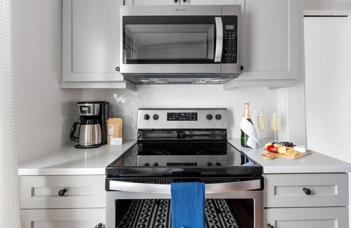 Cannonborough Elliotborough Apartment | Casa Bella Suite B | 3 Blocks to King Street