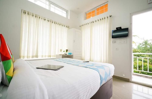 Moolakadai House | Colorful Artifacts and Modern Decor Hut Stay