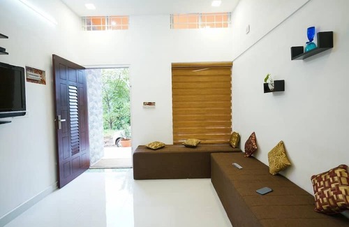 Moolakadai House | Colorful Artifacts and Modern Decor Hut Stay