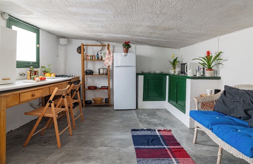 Las Acacias Apartment | Private rooftop on an old Madrilian industrial building