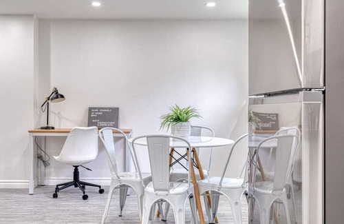 Hamilton House | Modern design conveniently mins to hwy + amenities