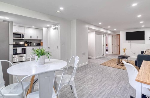 Hamilton House | Modern design conveniently mins to hwy + amenities