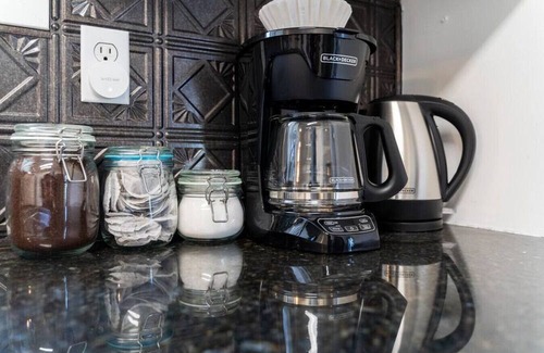 Hamilton House | Modern design conveniently mins to hwy + amenities