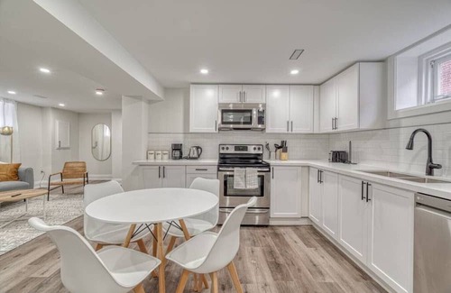 Hamilton House | Exquisite 5 bed Mins to College+Hospital+Amenities