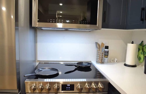 Erin Mills House | Modern 2-Bed Basement Retreat!