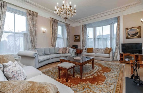 Dublin Apartment | Period 2-bedroom apartment 10 mins from Dublin City Centre