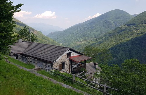 Lunecco House | Holiday Home 'Casa Grande' with Private Garden, Balcony and Wi-Fi