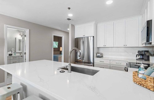 Fort Walton Beach - Destin Condo | New Remodel Leeward Key 1002| 2Bed/2 Bath| Large Corner Unit| Beach Service