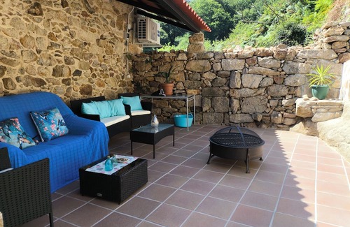 Os Peares Cottage | Centennial house 1.4 km from Os Peares Xiravai. RIBEIRA SACRA.