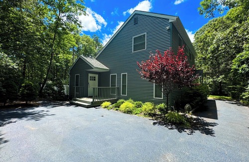 Manorville House | Private & Woodsy Home Near Hamptons/Golf/Wineries/Farms w/Heated Salt Pool & Spa