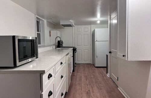 Forestview House | Spacious 5-bedroom house in charming Lombard with HOT TUB &PRIVATE BACKYARD