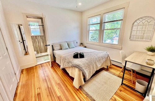 Castleton Corners Apartment | Apartment in Staten Island - 3BR - 24/7 Concierge, Parking Spot, High-Speed WiFi