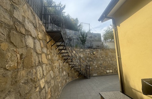 Castellaro Apartment | Apartment 'Family' with Private Terrace, Shared Garden and Wi-Fi