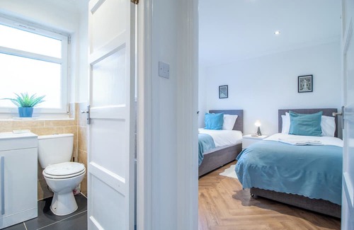 Coatbridge Apartment | 3-bedroom apartment in tranquil Coatbridge with WiFi