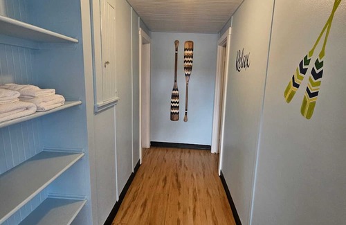 Lakeport Cabin | Cabin with 1 Queen bed & 2 Doubles /Kitchen