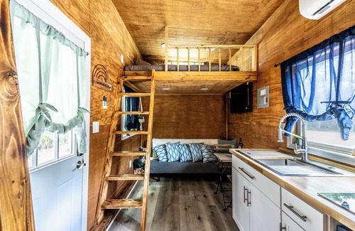 Wesconnett Cabin | Love nest in the woods: cozy tiny house getaway