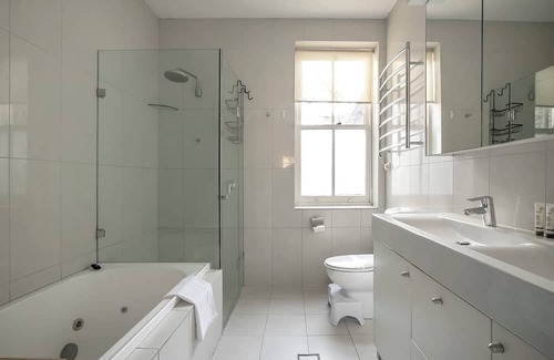 Redfern House | Prime Location Retreat with Private Garage Parking