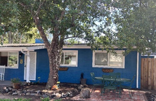 Swiss Manor House | Charming 3-bedroom house with AC and WiFi in tranquil Flagstaff