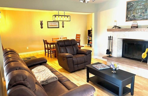 Swiss Manor House | Charming 3-bedroom house with AC and WiFi in tranquil Flagstaff