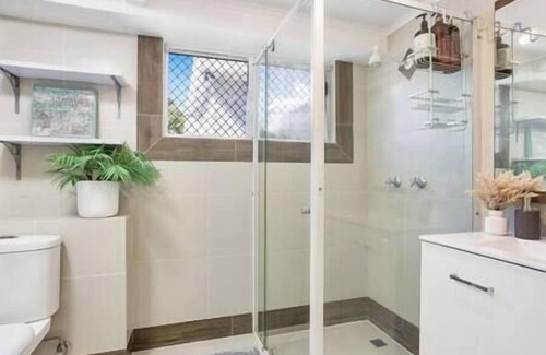 Machans Beach House | Seaside Serenity: Modern Cottage with Spa