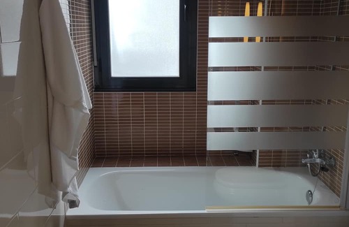 Benavente Apartment | Ático de dos Dormitorios con Terraza y Fácil Aparcamiento