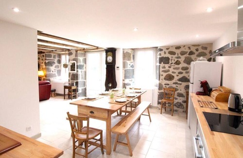 Teissieres-de-Cornet Cottage | Gite Teissières-de-Cornet, 2 bedrooms, 5 persons