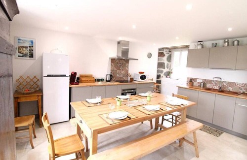 Teissieres-de-Cornet Cottage | Gite Teissières-de-Cornet, 2 bedrooms, 5 persons