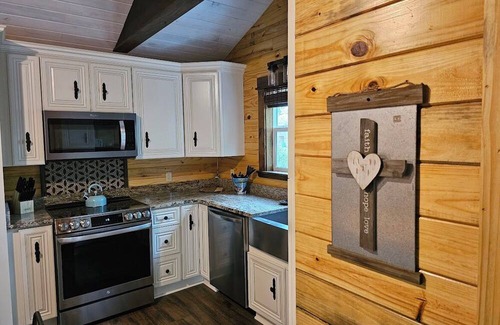 Orange House | Cozy 1 Bedroom Bungalow with all the comforts of home!