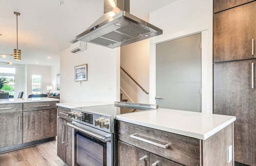 Lyle House | Oregon Retreat w/Balcony: Steps to Columbia River