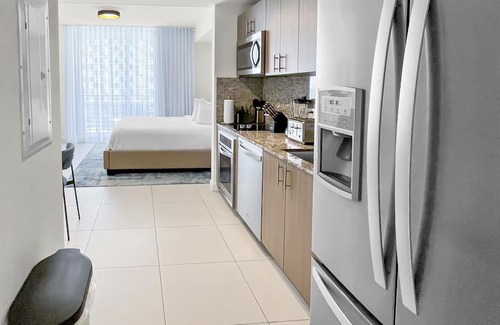 Doral Condo | Cozy Doral Retreat: Kitchen Luxury