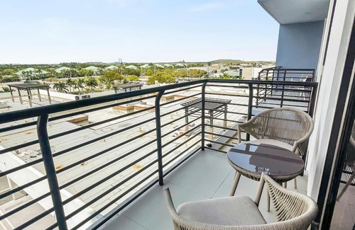 Doral Condo | Cozy Doral Retreat: Kitchen Luxury