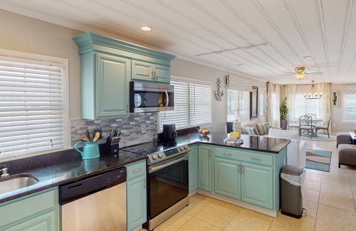 Kiska Beach Cottage | Sun-soaked cottage near the beach, AC, W/D, WiFi