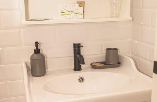 Stadera Apartment | Modern and Stylish Two-room Apartment - Iconic Milan House Navigli