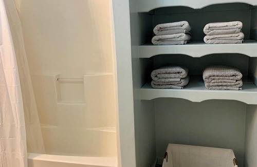 Evans Cottage | Peaceful & Stylish Cottage; Sun Sets, Country Views & River Banks. Pet Friendly!