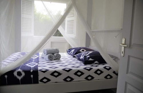 Saint-Charles House | Radiance of the Day and Cultural Heritage in a Modern Cabin