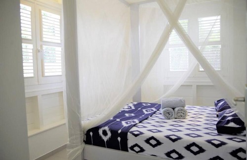 Saint-Charles House | Radiance of the Day and Cultural Heritage in a Modern Cabin