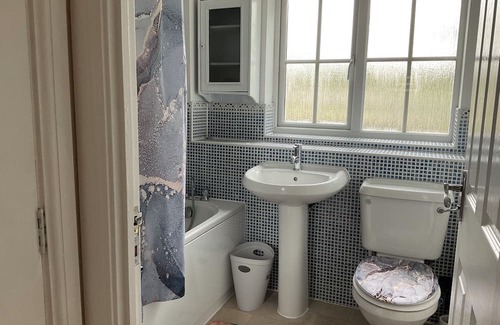 West Thurrock House | Exclusive 3 Bed House, free parking, Wi-Fi 5 mins from Lakeside Shopping Centre