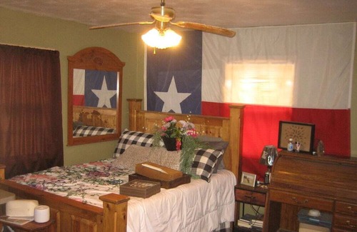 Farwell House | Clean, Quiet, Comfortable Home